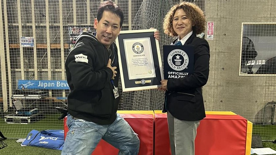 ギネス世界記録の公式認定証を受け取る矢部大